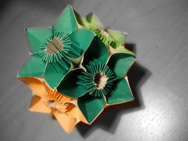 800px Kusudama - 20 Fascinating Examples of Origami Art