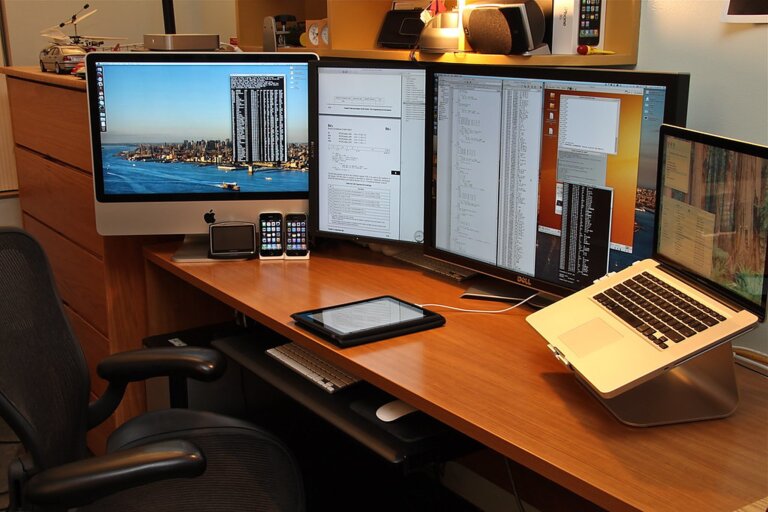 Developer multi-monitor desk setup Developer desk with multiple code monitors - AI code assistants 2026